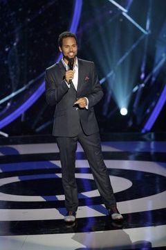 Quddus interpreta Party Guy