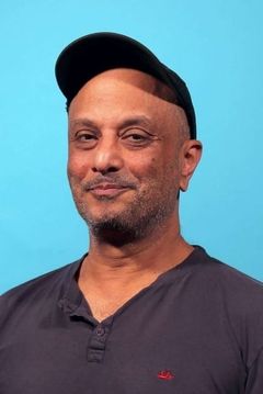 Akmal Saleh interpreta Hamish (voice)
