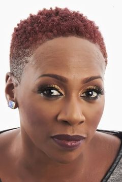 Gina Yashere interpreta Kemi