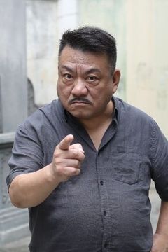Chan Fu-Shing interpreta BBQ Meat Restaurant Staff