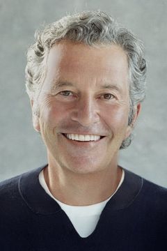 Robert Shaye interpreta Bartender (uncredited)