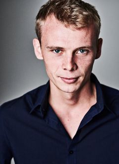 James Schofield interpreta Cox