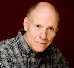 Tom Bolton interpreta Agent #1