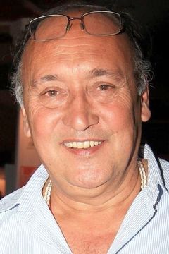 Victor Banerjee interpreta Indian Professor