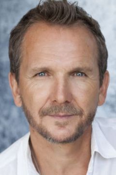 Sebastian Roché interpreta Yuri Landau