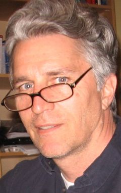 Ged Dickersin interpreta Bail Hearing Judge