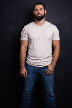 Luke Deal interpreta Sergeant