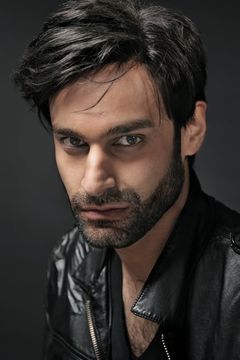 Atta Yaqub interpreta Casim Khan