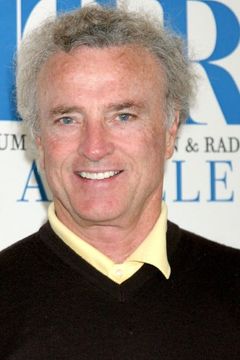 Kevin Dobson interpreta Bobby Crocker