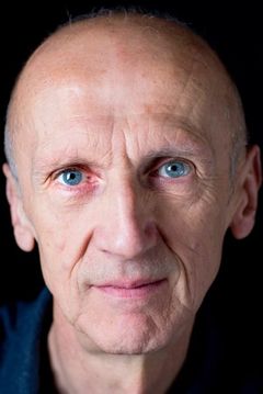 Ian Hanmore interpreta Albert Flood