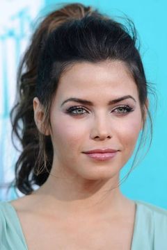 Jenna Dewan interpreta Freya Beauchamp