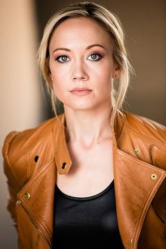 Amanda Maddox interpreta Flight Attendant (uncredited)