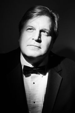 Jim Michaels interpreta Announcer