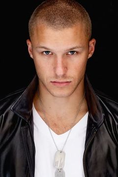 Skyler Maxon interpreta Russell