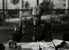 Loring Smith interpreta Cornelius J. Deegan