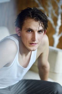 Joshua Seelenbinder interpreta Adolf Eichmann