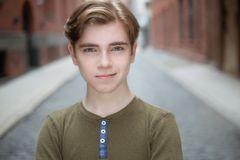 Benjamin Snyder interpreta Eight-Year-Old Rick Lohman