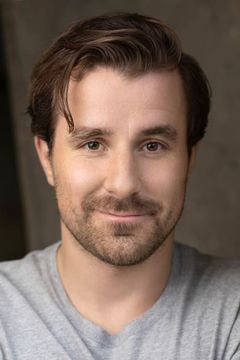 Curtis Lovell interpreta Trevor