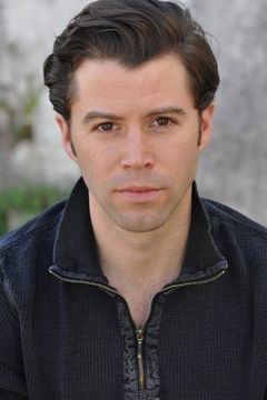 Michael Boyne interpreta New Leaf Waiter