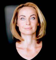 Diana Pavlovská interpreta Flight Attendant
