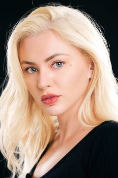 Johanna Liauw interpreta Beth