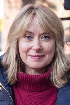 Beth Goddard interpreta Aunt Lascelles