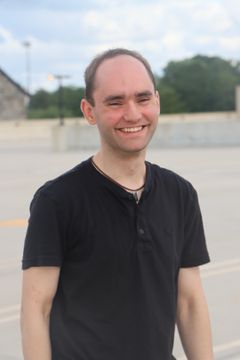 Andrew McKeough interpreta Josh