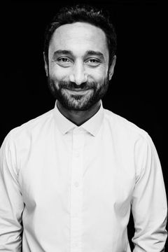 Deniz Cooper interpreta Adem