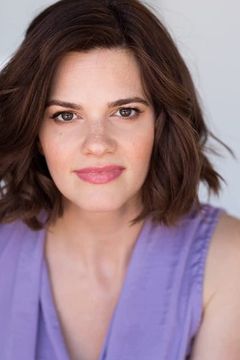 Maggie Gwin interpreta Choir Student #2 (as Maggie Henry)