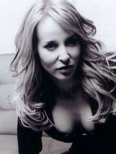 Lisa Marie Blair interpreta Waitress (uncredited)