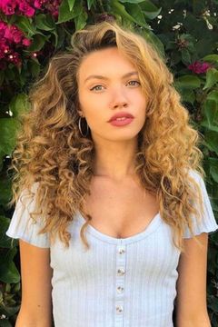 Bensu Uğur interpreta Claudia