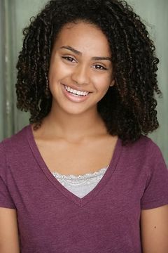 Daniella Perkins interpreta Kiela