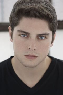 Cameron McKendry interpreta Chad