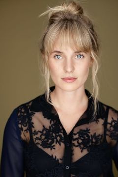 Scarlett Koehne interpreta Uni Girl