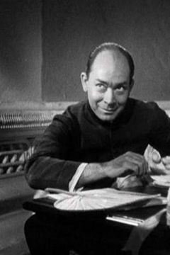 Leonard Strong interpreta Mr. Chia