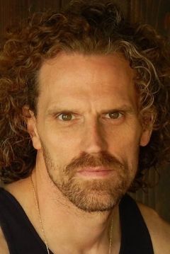 Travis Johns interpreta Roadie