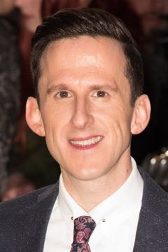 Adam Brown interpreta Additional Voices (voice)