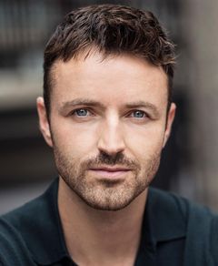 Kevin Mains interpreta Rupert
