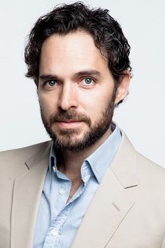 Manolo Cardona interpreta Eduardo Sandoval