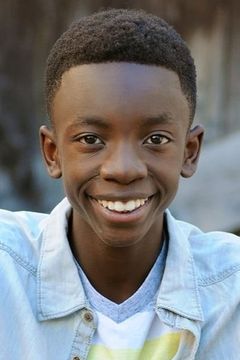 Roland Kilumbu interpreta Young Military