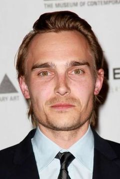 Joey Kern interpreta Milo Dinsdale