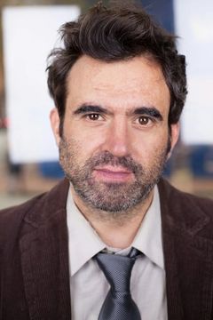 Gabe Khouth interpreta Clark / Sneezy