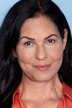 Cheryl De Luca interpreta Mother on Train (uncredited)