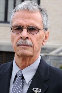 Randy Jurgensen interpreta Police Sergeant