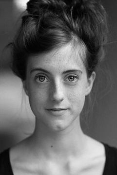 Grace Chilton interpreta Woman in Toilet