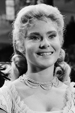 Natalie Trundy interpreta Dr. Stephanie'Stevie' Branton