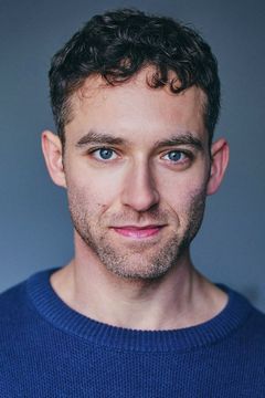 Daniel Grave interpreta Male Phone Voice (voice) (uncredited)