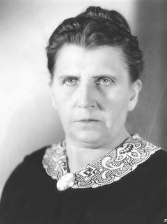 Mary Foy interpreta Townswoman