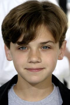 Hayden McFarland interpreta Kid