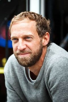 Mathieu Roy interpreta Man at Convenience Store